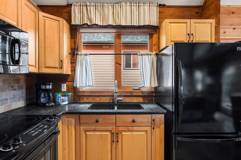 Full kitchen with a kettle, drip coffee machine, ground coffee, tea, sugar and basic condiments (ketchup, mustard and relish.)