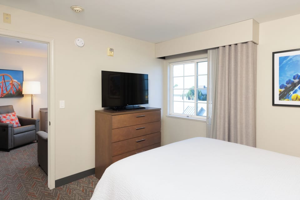 Wake up to gentle daylight and an easy, airy room.