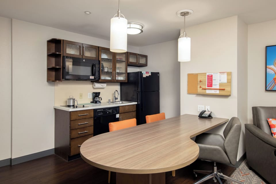 Host simple dinners with a full kitchen and roomy seating.