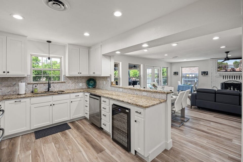 Kitchen | Granite Countertops | Open Layout