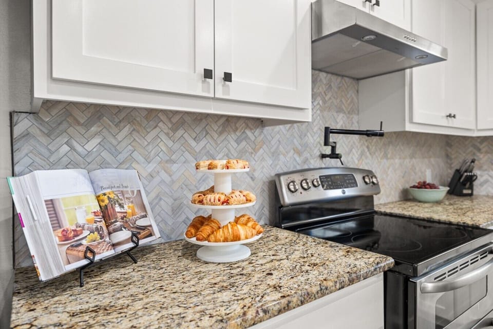 Kitchen | Electric Range | Granite Countertops