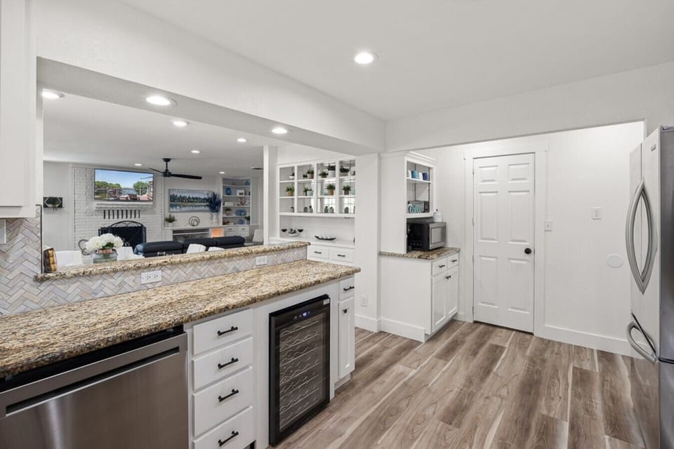 Kitchen | Granite Countertops | Open Layout