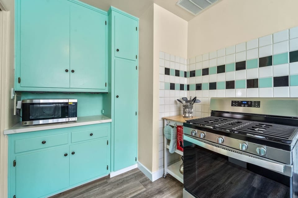 Fully equipped kitchen with fresh finishes and unique vintage-inspired details.