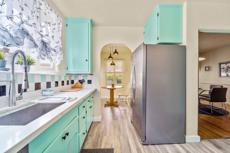 Fully equipped kitchen with fresh finishes and unique vintage-inspired details.