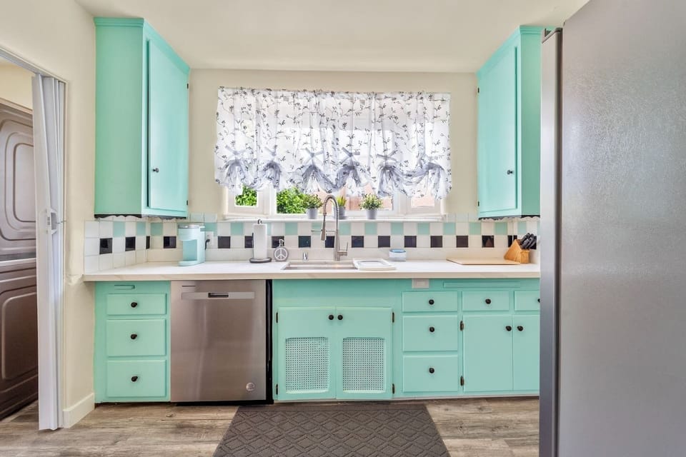 Fully equipped kitchen with fresh finishes and unique vintage-inspired details.