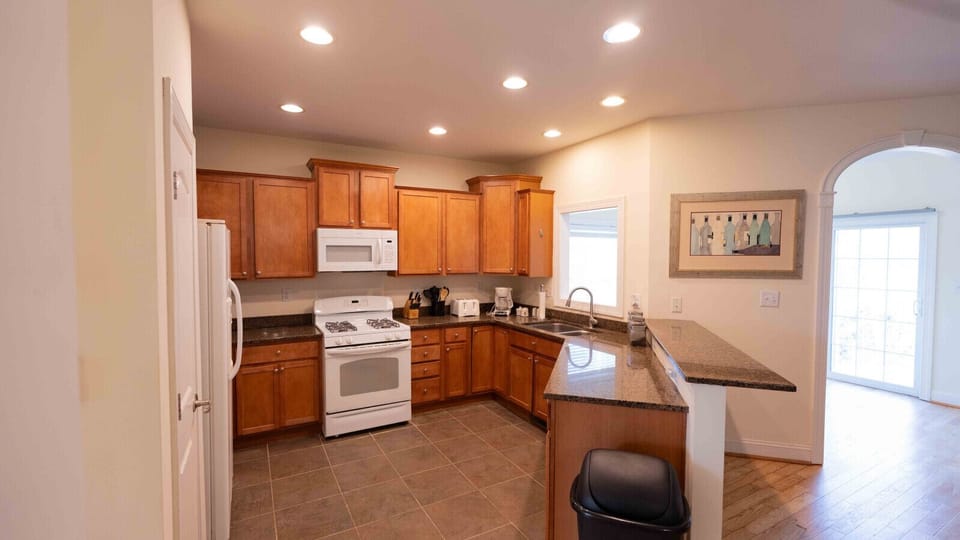 Kitchen | Open Layout | White Appliances
