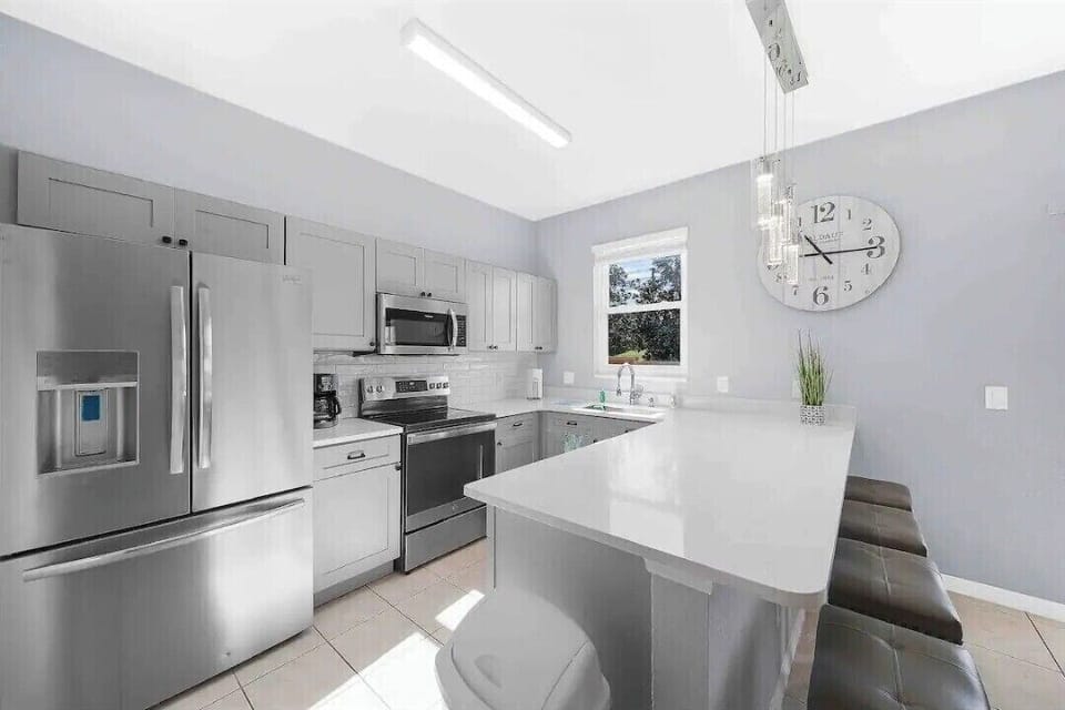 Large breakfast bar with 4 seats. Quartz countertops.