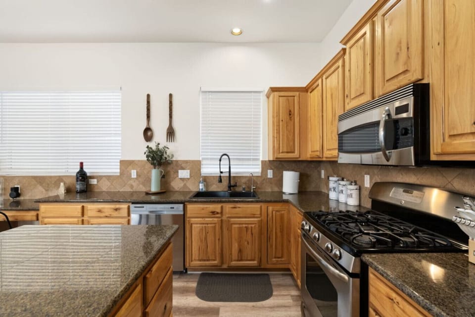 The Thirsty Cactus: Spacious Oasis Pool & Spa, Chandler, Arizona | Hosted by Rather Be Properties