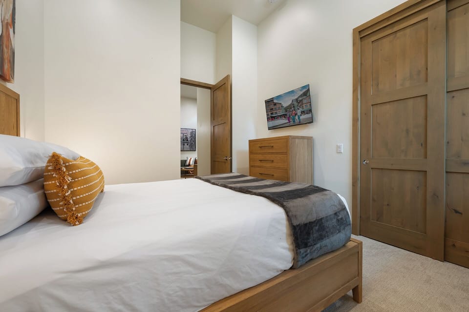 Flat screen TV & hotel-style luxury linens