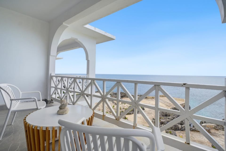 1BR Modern Oceanfront Loft w/ Kitchenette-Syd's (3339)