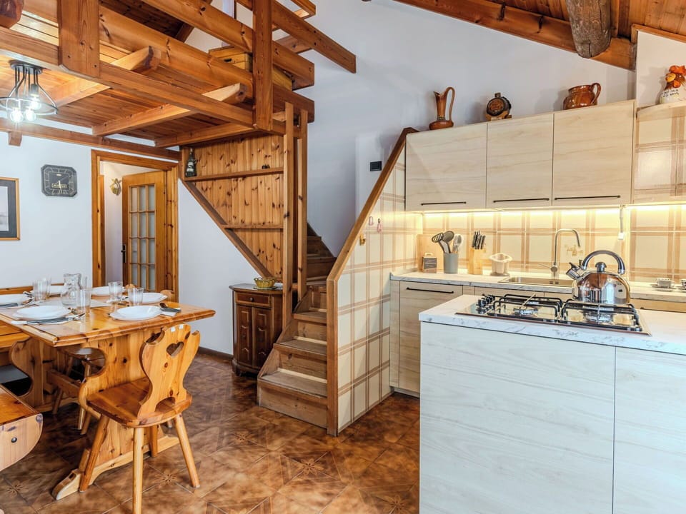 Wood, Interior Design, Flooring, Ceiling, Floor, Home, Furniture, Room, Kitchen, Cabinetry