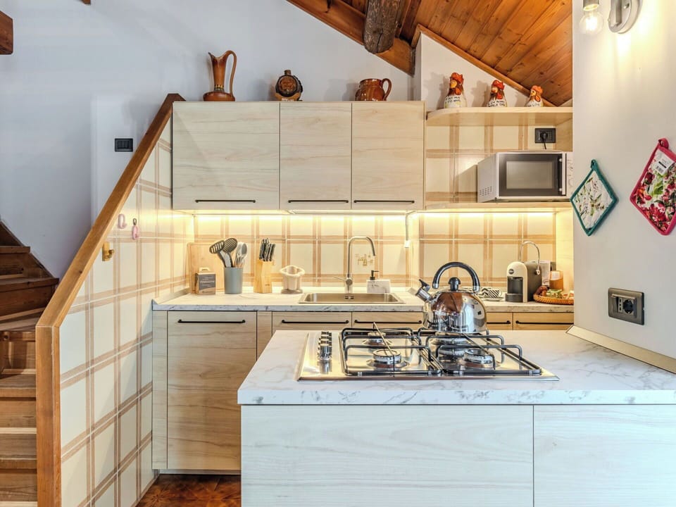 Kitchen, Countertop, Flooring, Interior Design, Wood, Cabinetry, Kitchen Appliance, Furniture, Floor, Ceiling
