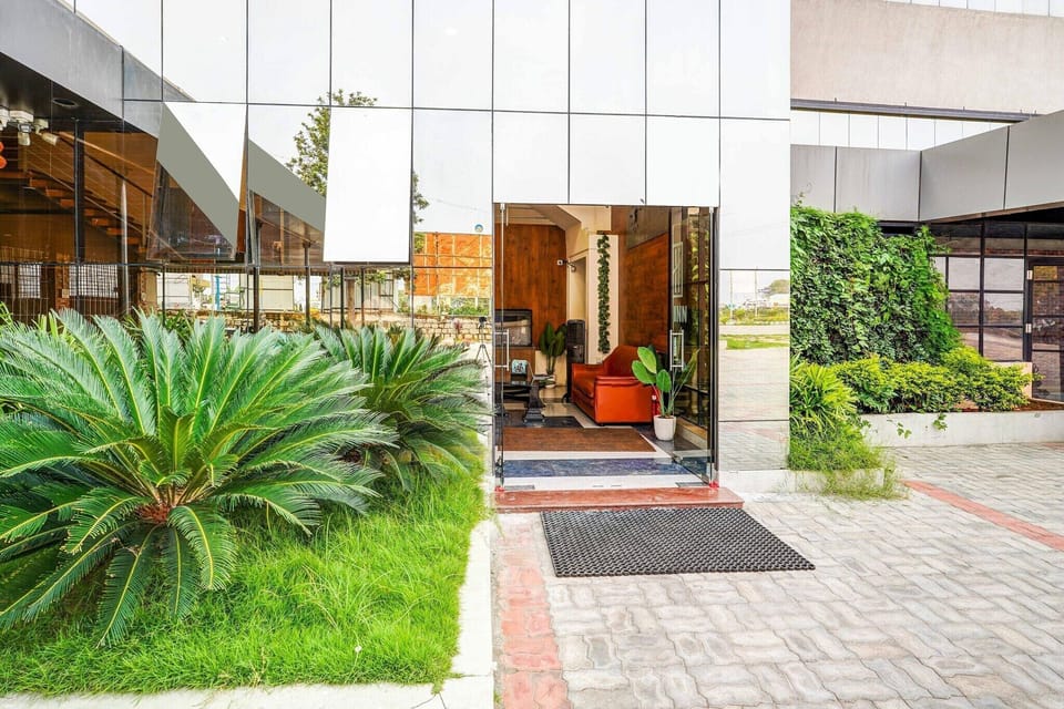 Entrance / Reception