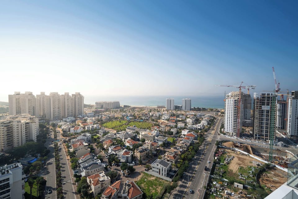 Coastal outlook blends neighborhoods, shoreline distance, and open skies for unforgettable daytime vistas.