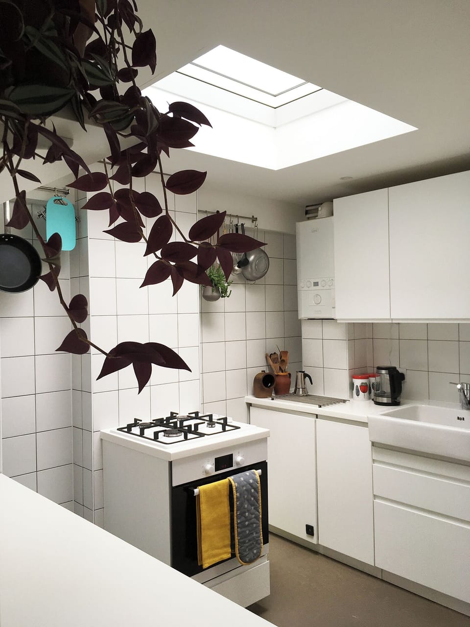 Fully equipped kitchen with cooker, washing machine, dishwasher and microwave