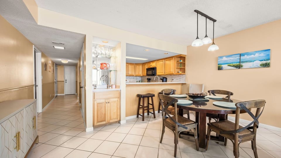 Romar Tower 5A - Dining area opens to the kitchen with a convenient wet bar.