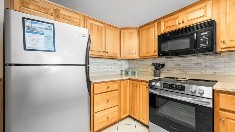 Romar Tower 5A - Fully equipped kitchen with everything you need to cook with ease.