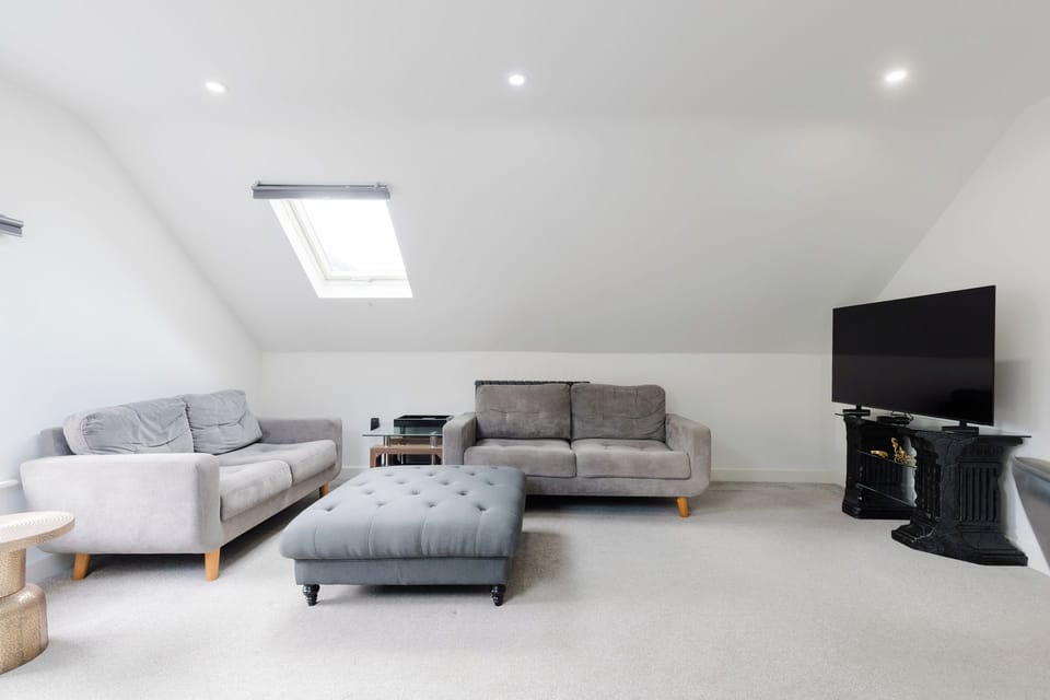 Beautiful 1BDR Canalside Flat in Canada Water Apartment in London Borough of Southwark
