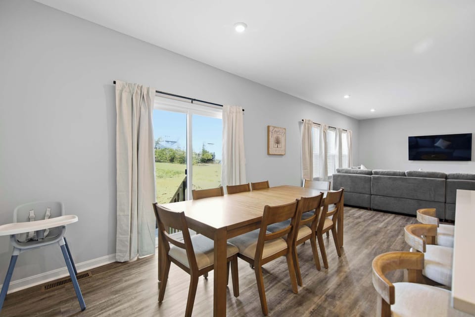 Make mealtime memories together in the spacious dining area​