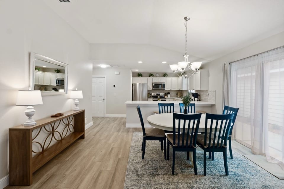 Dining area with seating for six at the table, or 4 at the counter.