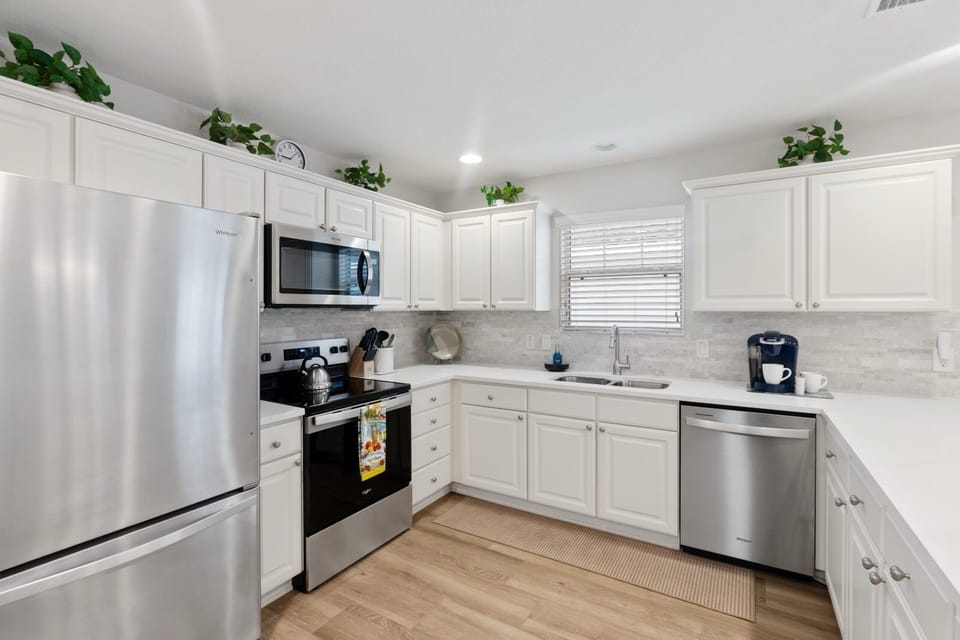 Fully equipped kitchen with new appliances, plenty of space for cooking.