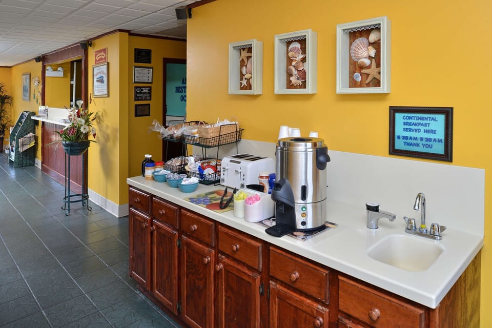 Savor morning coffee and quick bites before heading out.