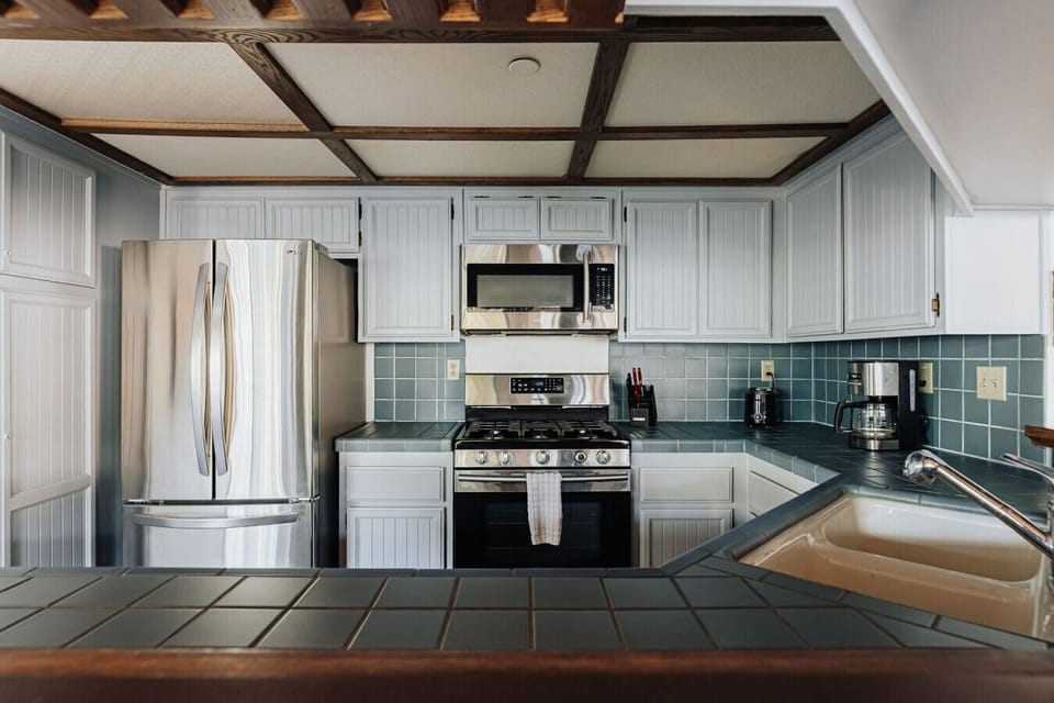 Blue toned lakeside kitchen!