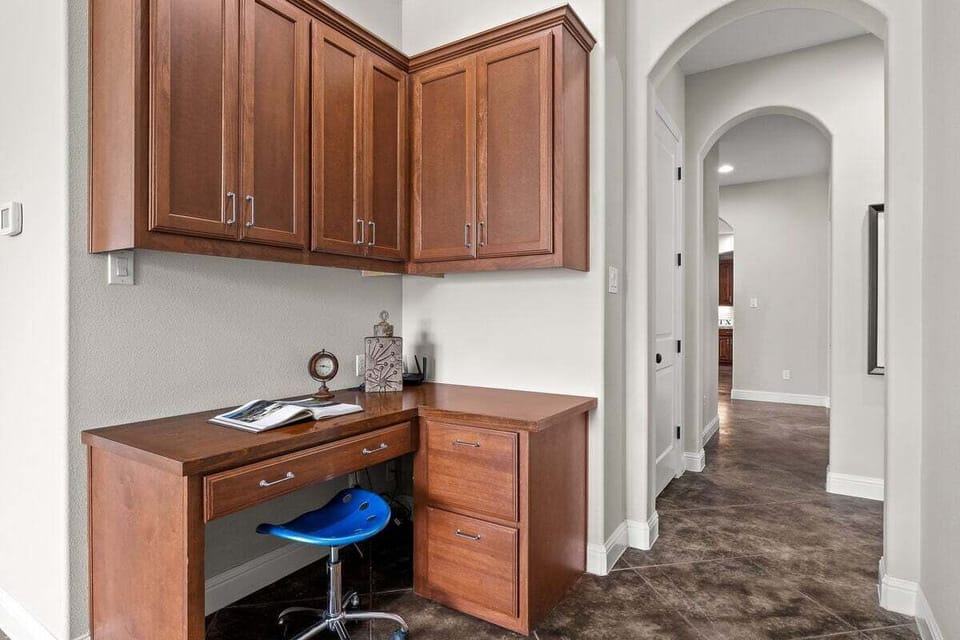 Take advantage of the thoughtfully provided desk, where you can comfortably attend to tasks or find inspiration for your creative pursuits.