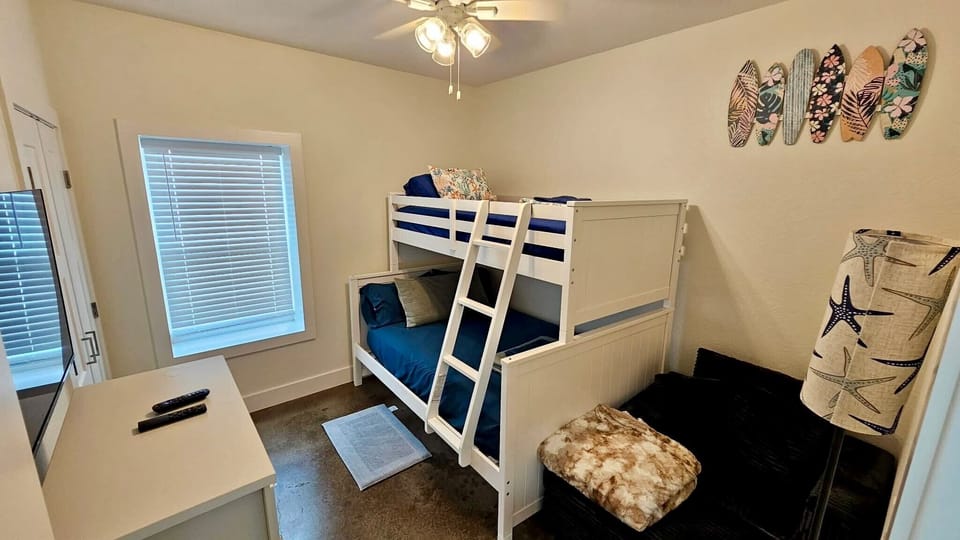 3rd Bedroom Full/Twin Bunk & Single Futon