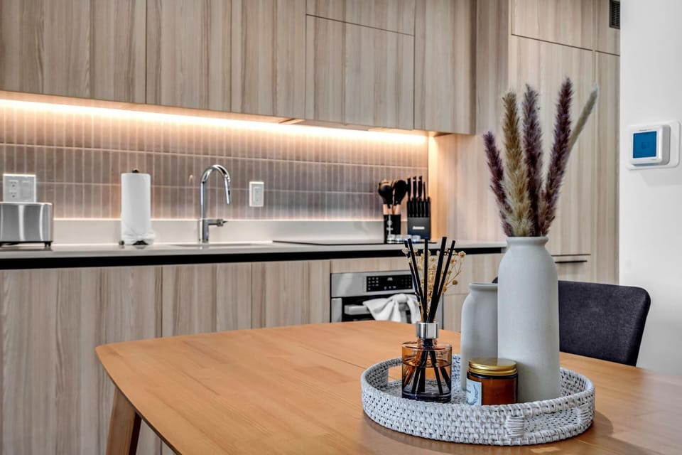 Brand New Downtown Apartment- Pool, Gym and Parking (8778)