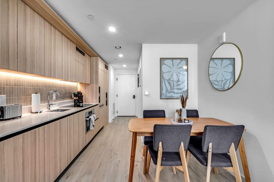 Brand New Downtown Apartment- Pool, Gym and Parking (8779)