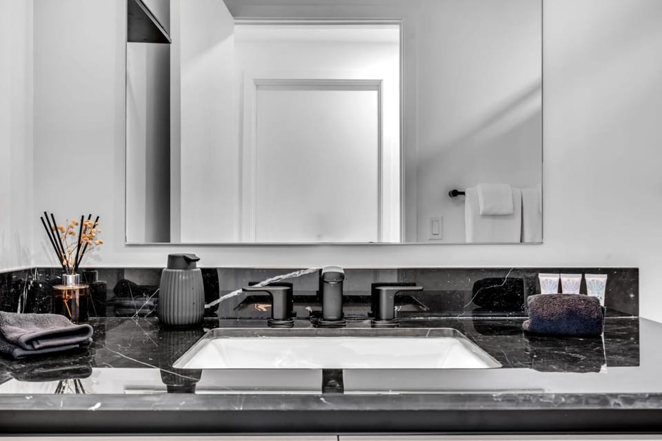Brand New Downtown Apartment- Pool, Gym and Parking (8772)