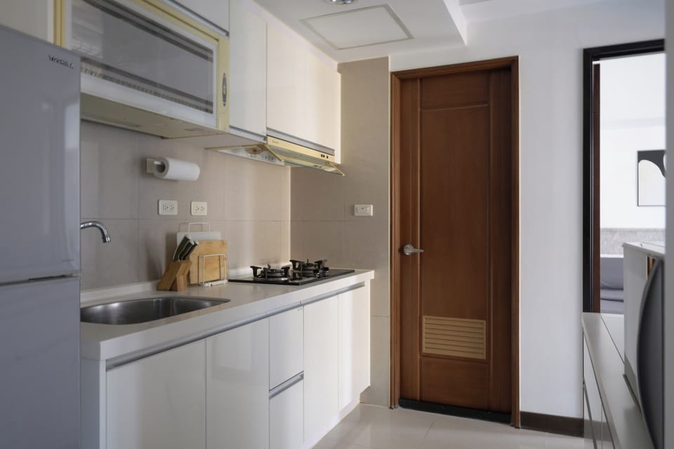 Fully Equipped Kitchen w/ Cooking & Dining Essentials