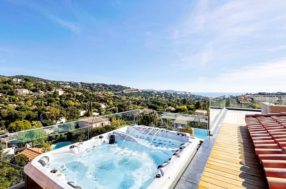 Outdoor spa tub