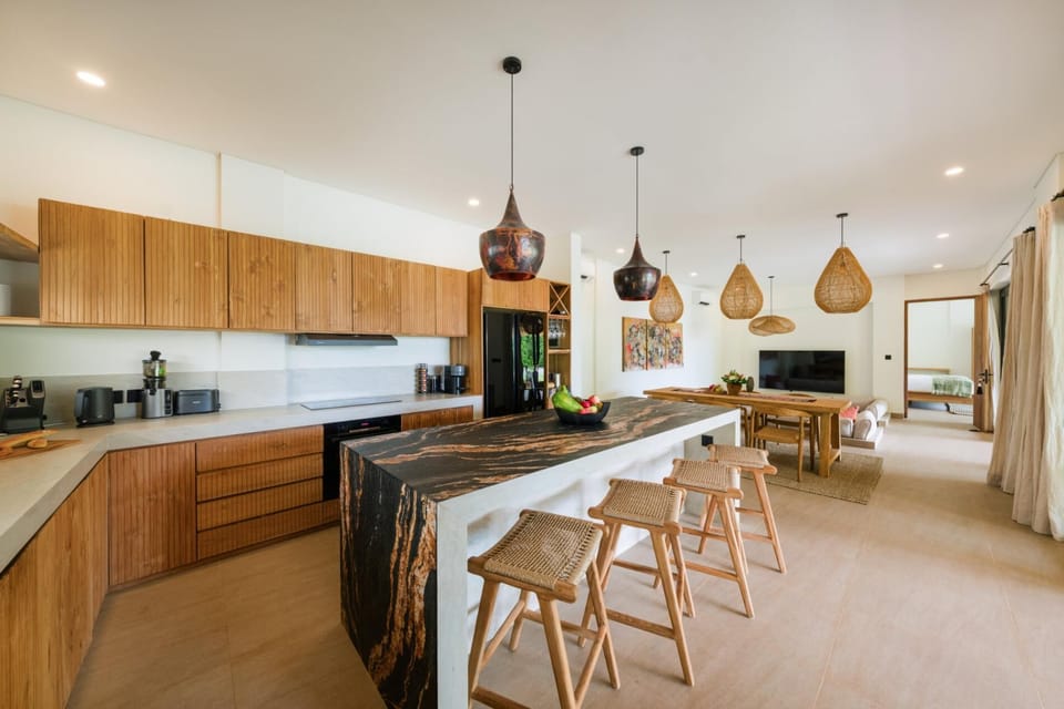 Kitchen island/breakfast bar - Fully equipped for self-catering