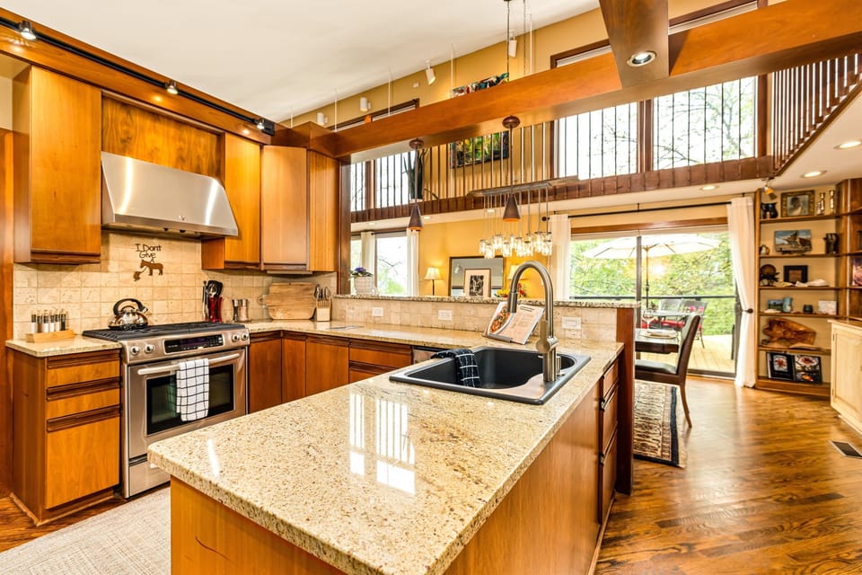 Sunny chef's kitchen is perfect for prepping meals and connecting with family and friends in the dining area. And, you can watch wildlife (ours) and family (yours) easily! Plus a selection of Abingdon Olive Oil oils and vinegars!!