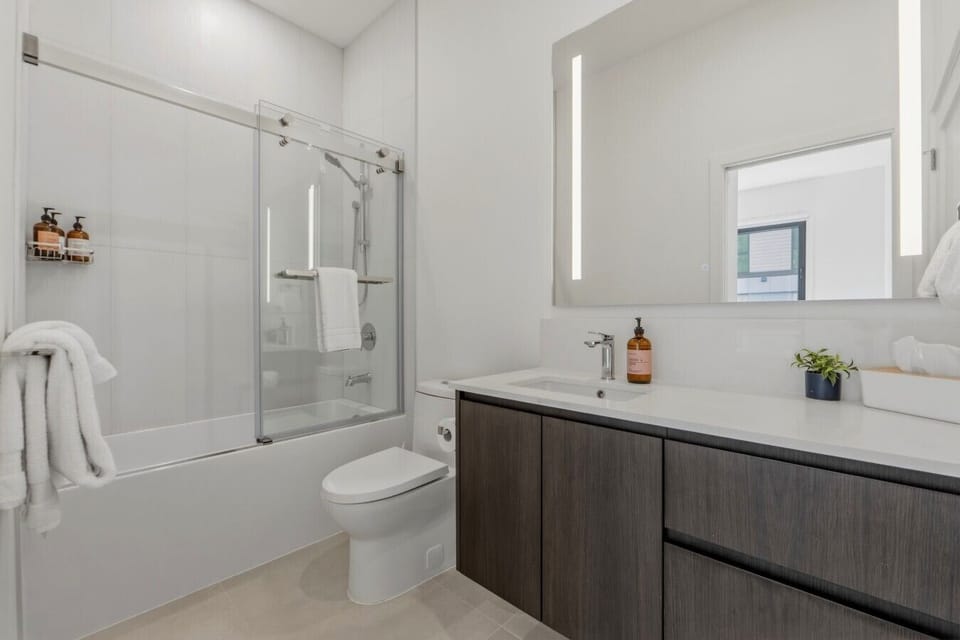 Bedroom 2 Ensuite - Tub shower