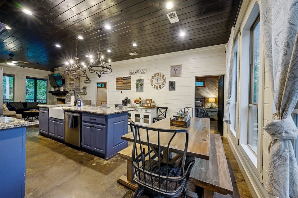 One space. Endless possibilities. From movie nights to casual hangouts, this open floor layout does it all.