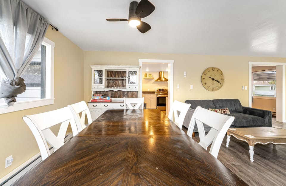 Seating for 6. | Main Level