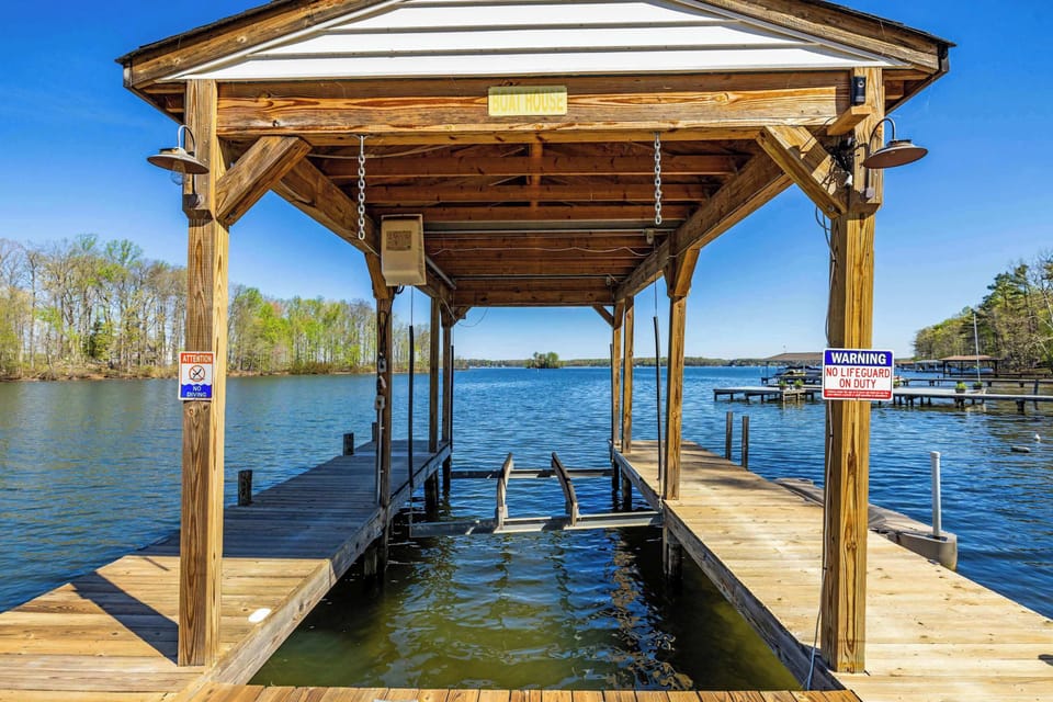 Wide-Water Dock: Plenty of room for sunbathing right over the lake.