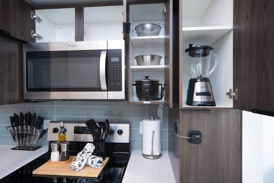 Fully stocked kitchen with all that you need. Pots, pans, bakeware, salt +pepper, and olive oil!!