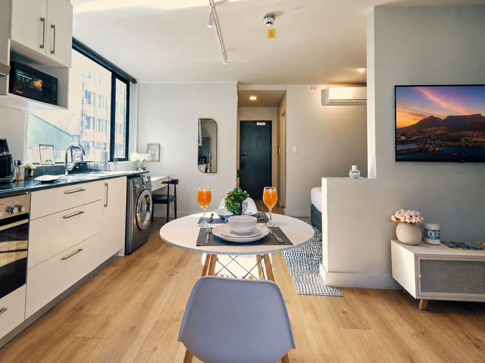 Equipped kitchen, dining area, Smart TV & in-unit washing machine