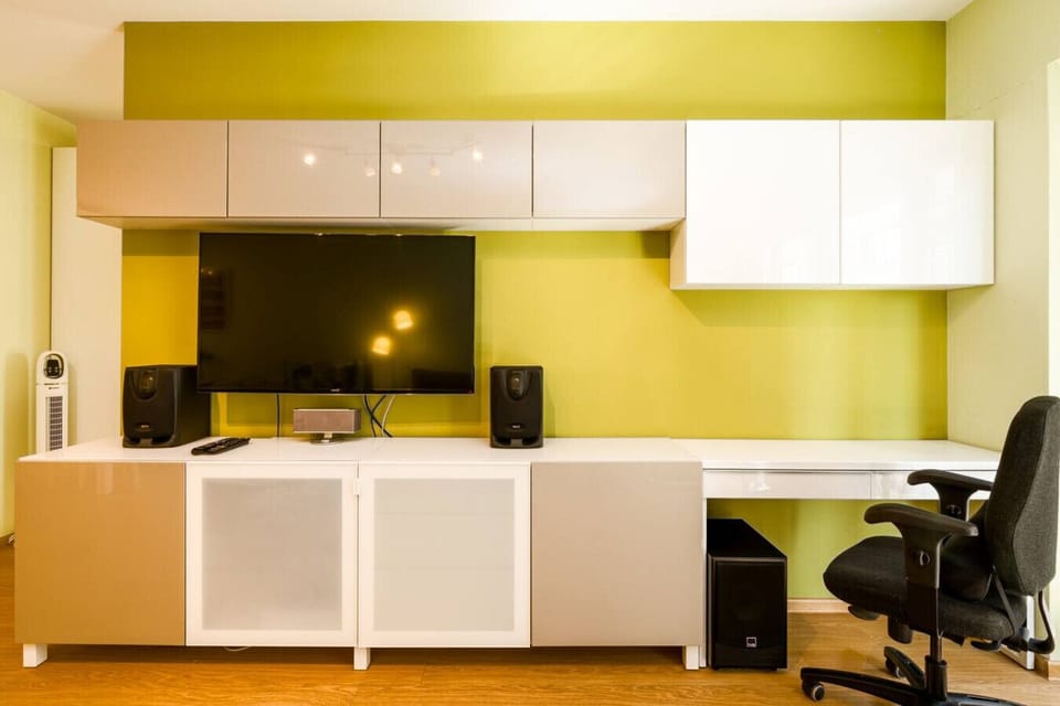 Bright Workspace with Desk and Balcony Access | Book Now with RENTUJEMY.COM