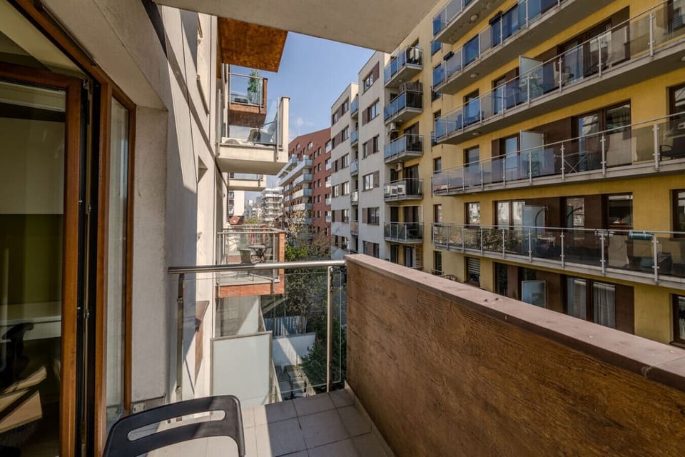 Private Balcony with Outdoor Seating and Courtyard View | Book Now with RENTUJEMY.COM