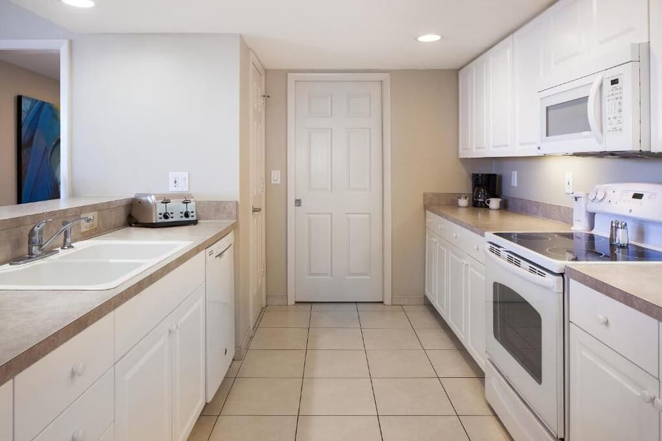 Cook with ease in a bright, fully equipped kitchen.