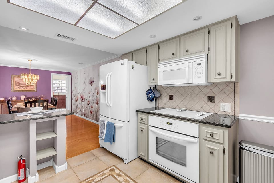 Fully Equipped Kitchen with All the Conveniences of Home!