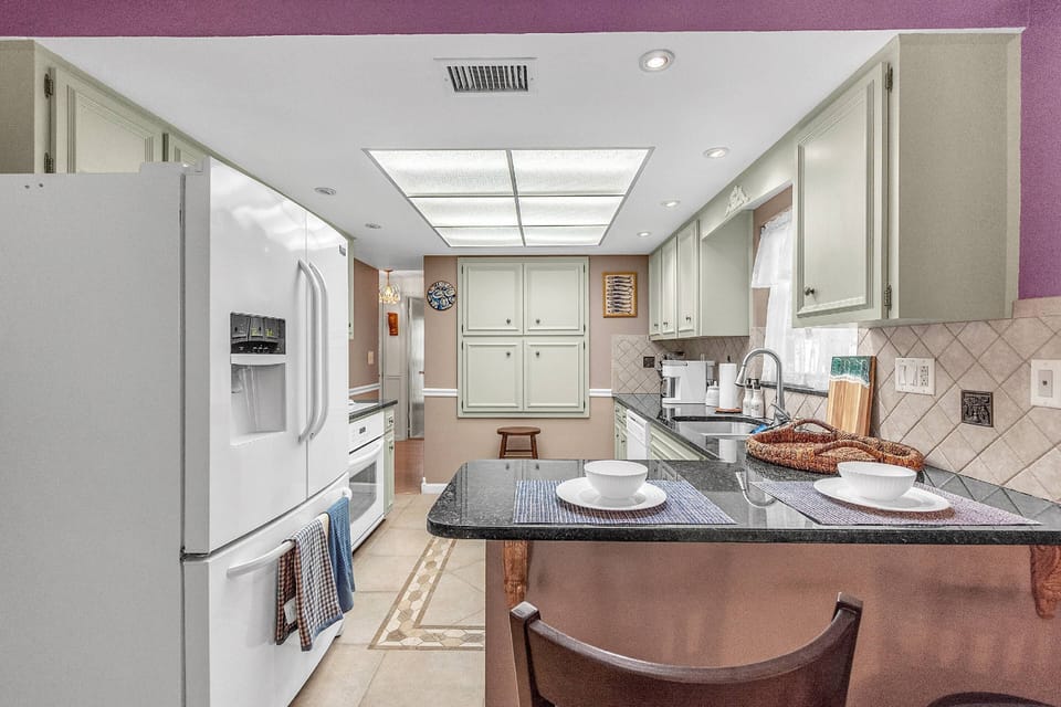 Fully Equipped Kitchen with All the Conveniences of Home!