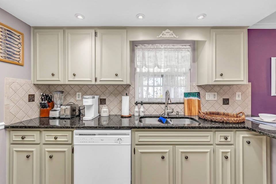 Fully Equipped Kitchen with All the Conveniences of Home!
