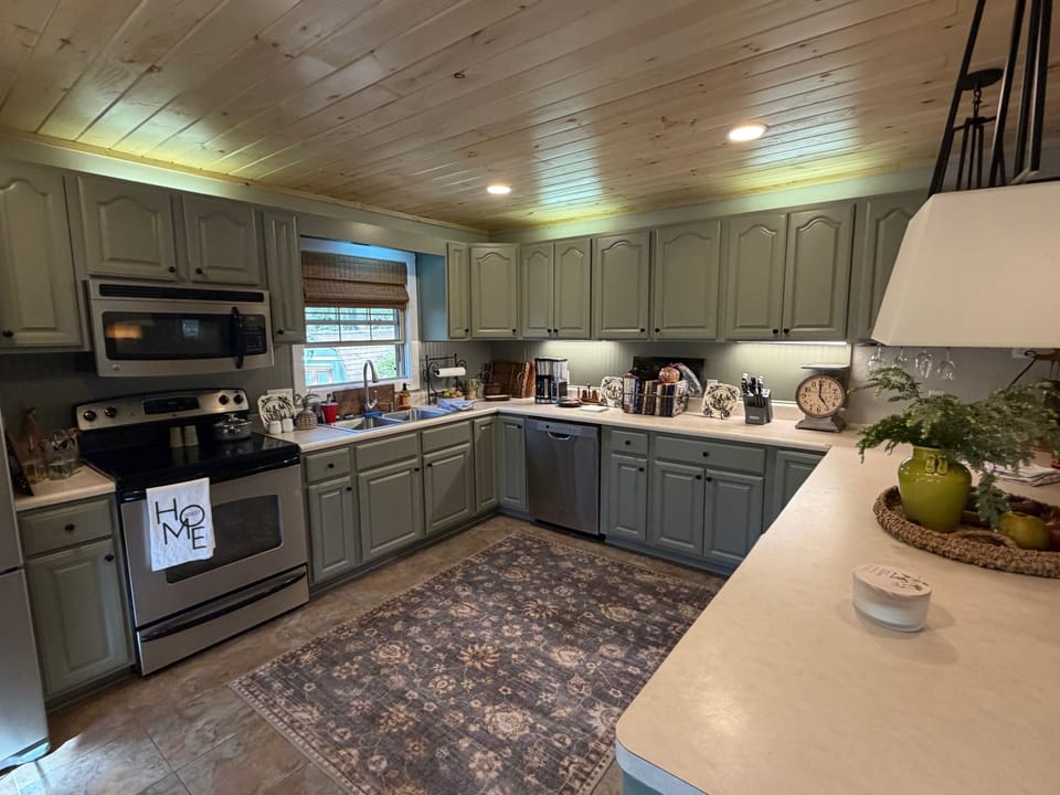 Fully appointed kitchen with Electric Appliances