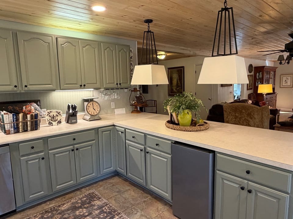 Fully appointed kitchen with Electric Appliances